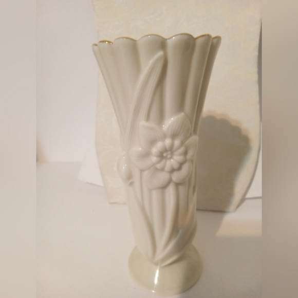 Lenox Bud Vase Blooming Daffodil White with Gold Detail Vintage 5.75 Inches Tall - Picture 1 of 4